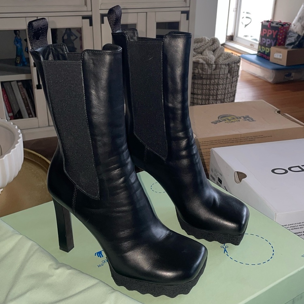 Off-whitw leather booties